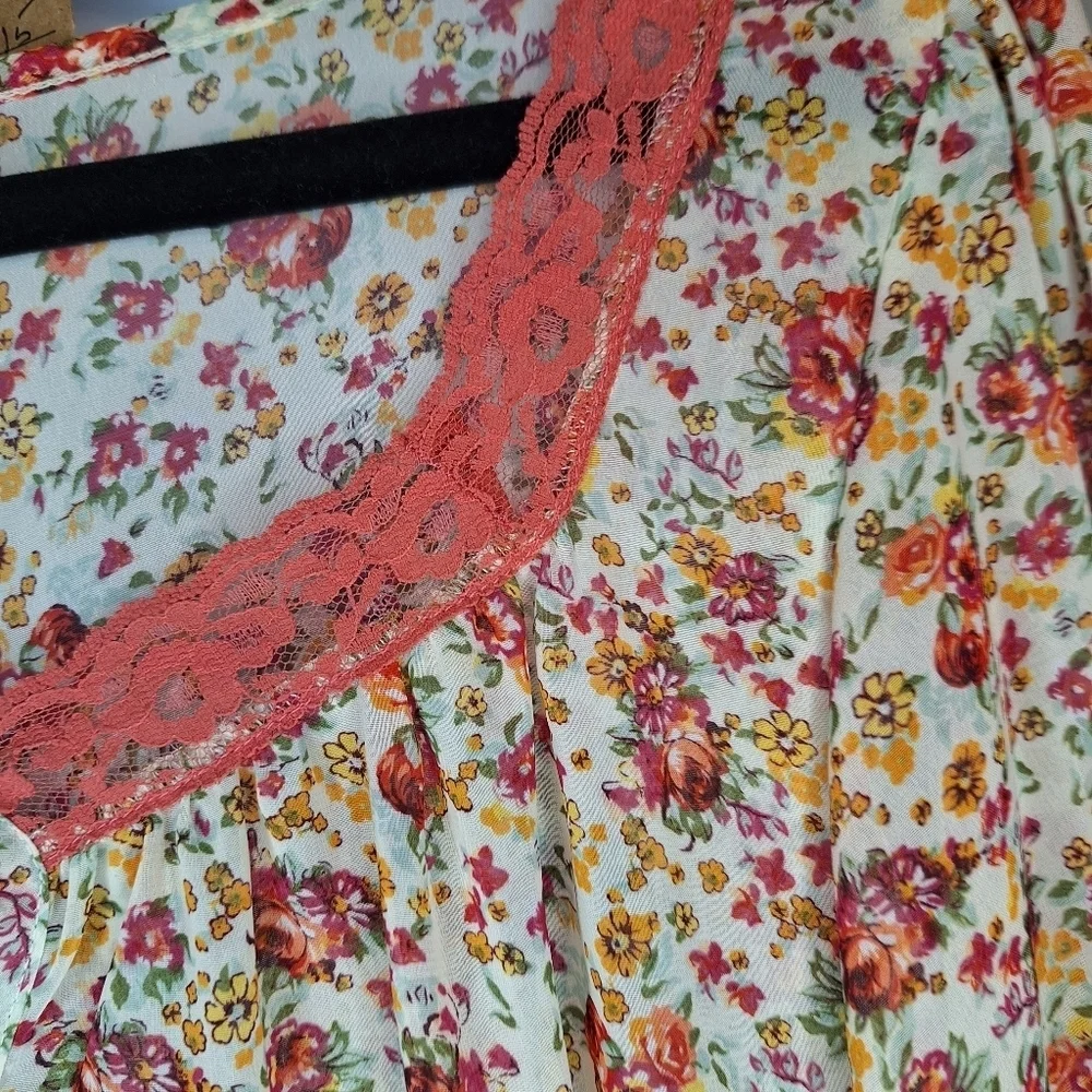 Love Squared floral Top Sz L 21ptp x 22L - Picture 4 of 5